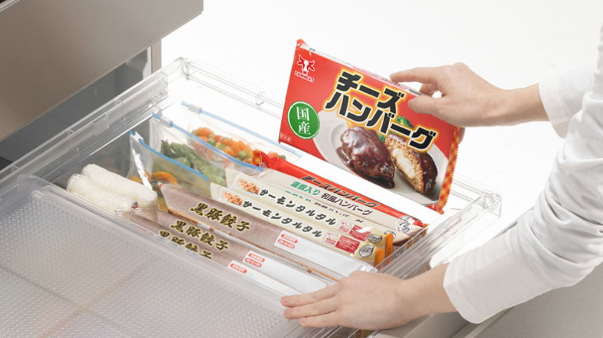[450LL][ファミリー向け][観音開き]パナソニック NR-F45HY3 冷凍冷蔵庫 冷凍室に冷凍食品を出し入れするイメージ