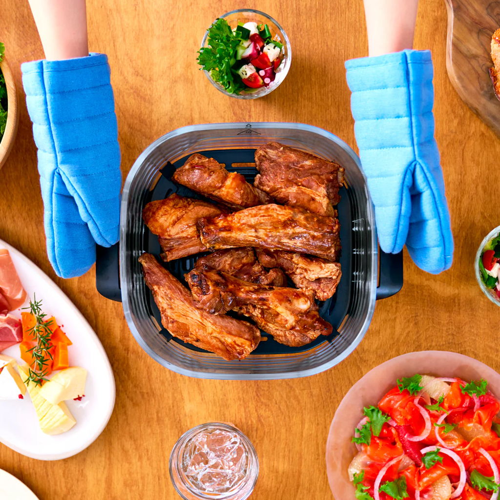 耐熱樹脂製の持ち手付き。