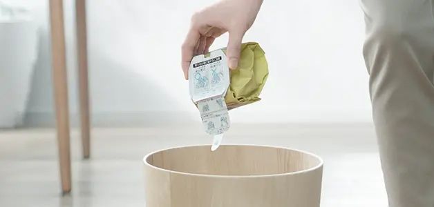 紙パック式だから、ごみがいっぱいになったら捨てるだけ