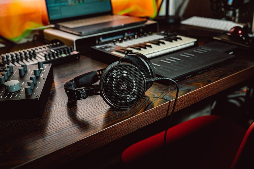 audio-technica(オーディオテクニカ) ATH-R50x プロフェッショナルオープンバックリファレンスヘッドホン 音楽制作デスクに置いた利用イメージ