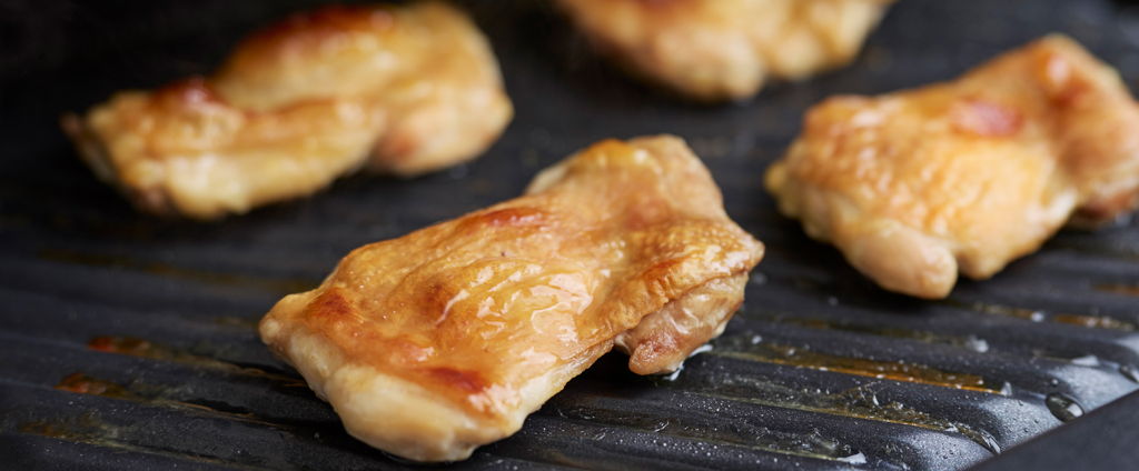 ワンボタンで肉や魚が 裏返さずにこんがり焼ける
