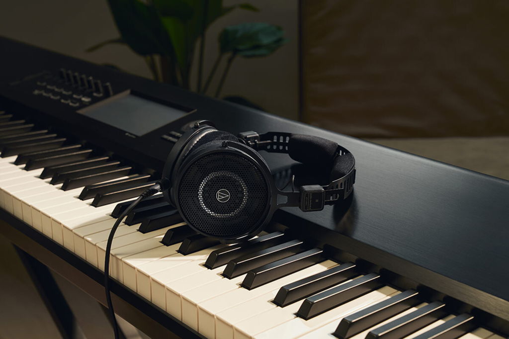 audio-technica(オーディオテクニカ) ATH-R50x プロフェッショナルオープンバックリファレンスヘッドホン キーボード上に置いた利用イメージ