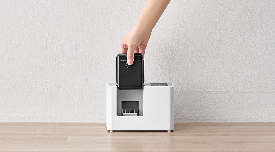 充電器へバッテリー差し込み