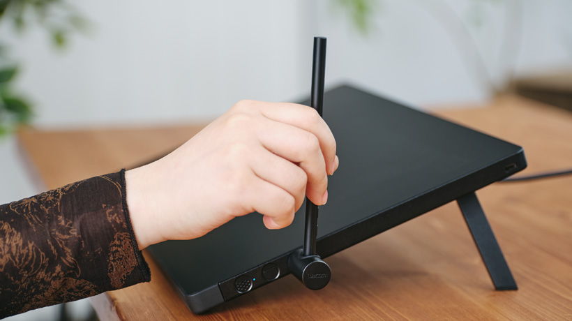 利き手に左右されないペンスタンド