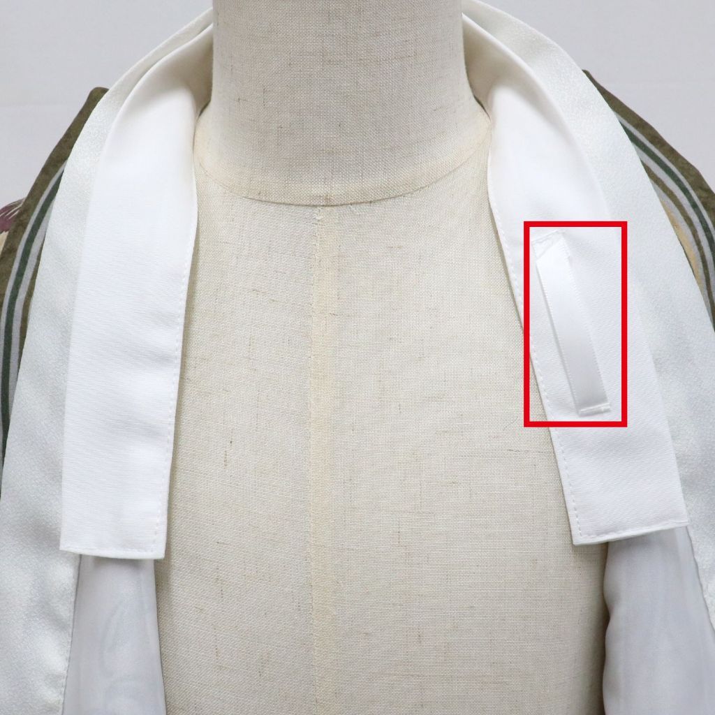 白い衿のループ（赤枠）に衿先を差し込む