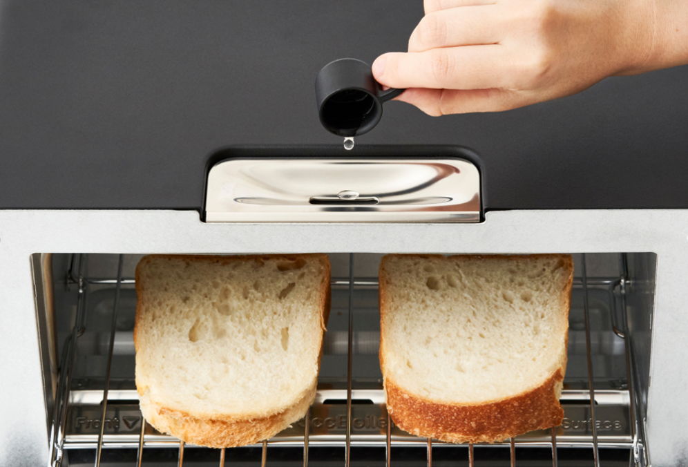 [2枚焼き]バルミューダ (BALMUDA) The Toaster KTT02JP スチームトースター 給水口に5ccの水を注ぐ様子
