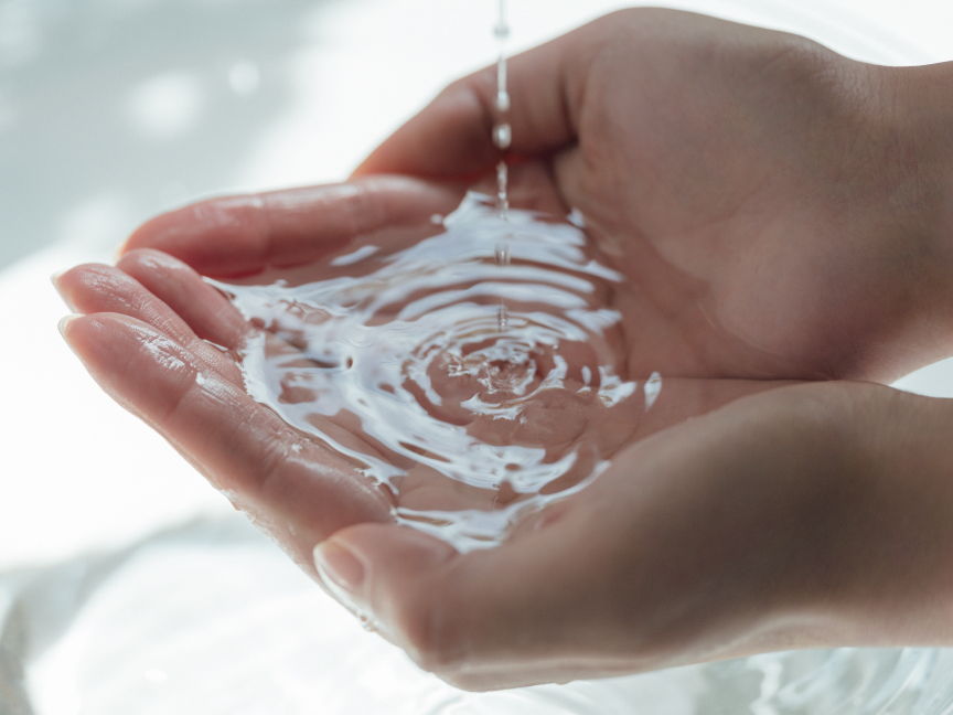水をすくう手