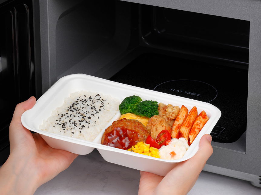 [22L]パナソニック 単機能電子レンジ NE-FL1E オフホワイト フラットテーブル庫内に弁当を入れる様子