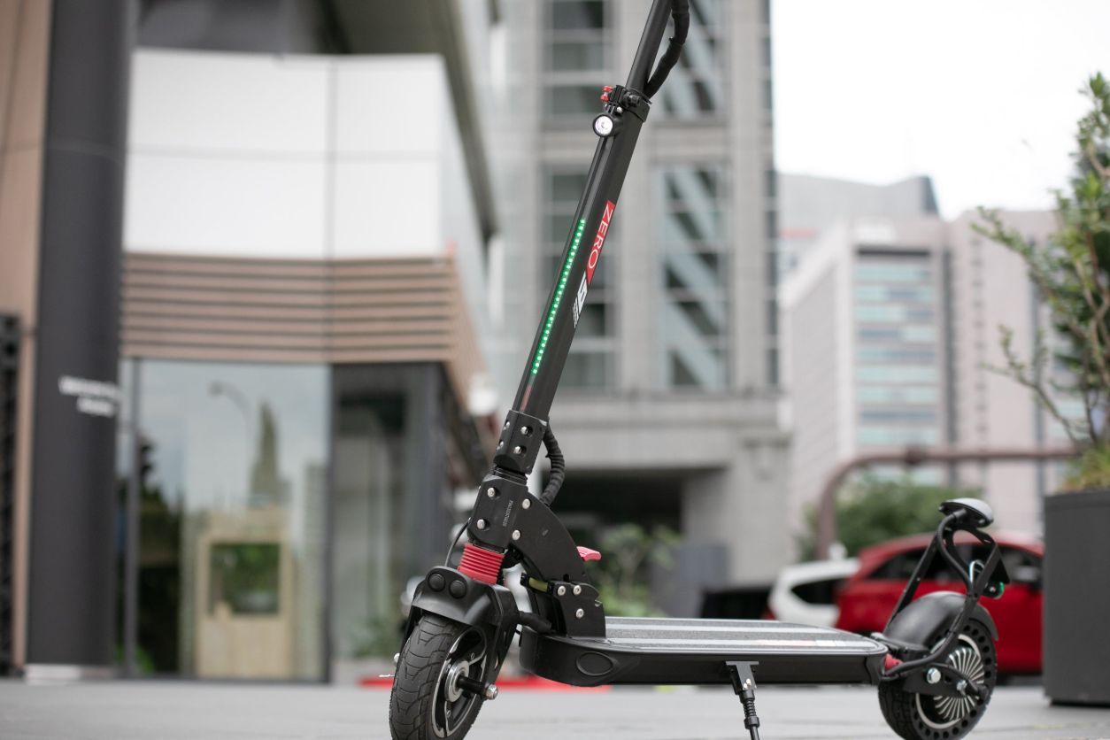 法令に遵守した電動キックボード 公道走行に必要な部品の全てを標準装備