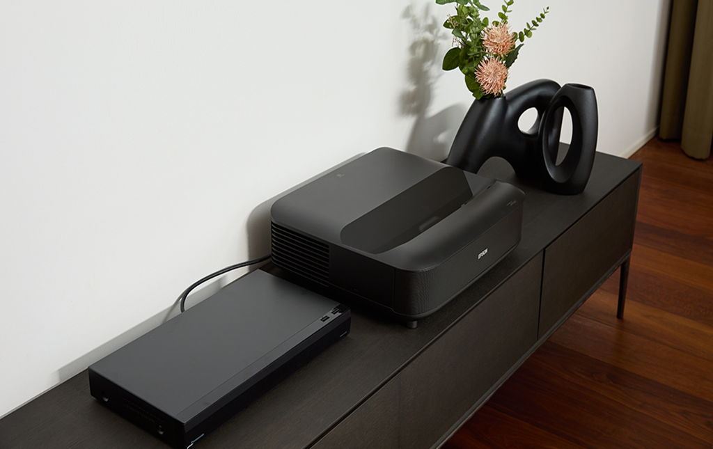 テレビ台に置けるのでレコーダーやチューナーと接続しやすい