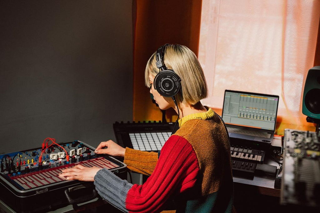 audio-technica(オーディオテクニカ) ATH-R50x プロフェッショナルオープンバックリファレンスヘッドホン 宅録環境での利用シーン