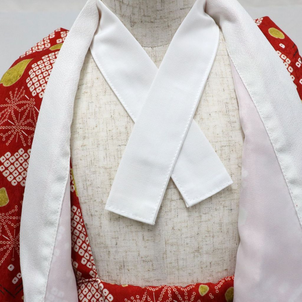白い衿が交差した着付け後の状態
