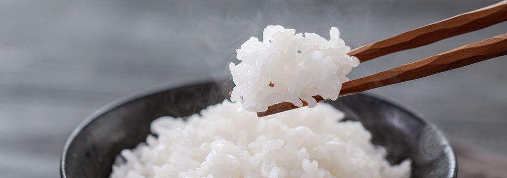 [5.5合炊き] 三菱電機 本炭釜 紬 NJ-BW10J 炊飯器 炊き上がったご飯を箸で持ち上げたところ