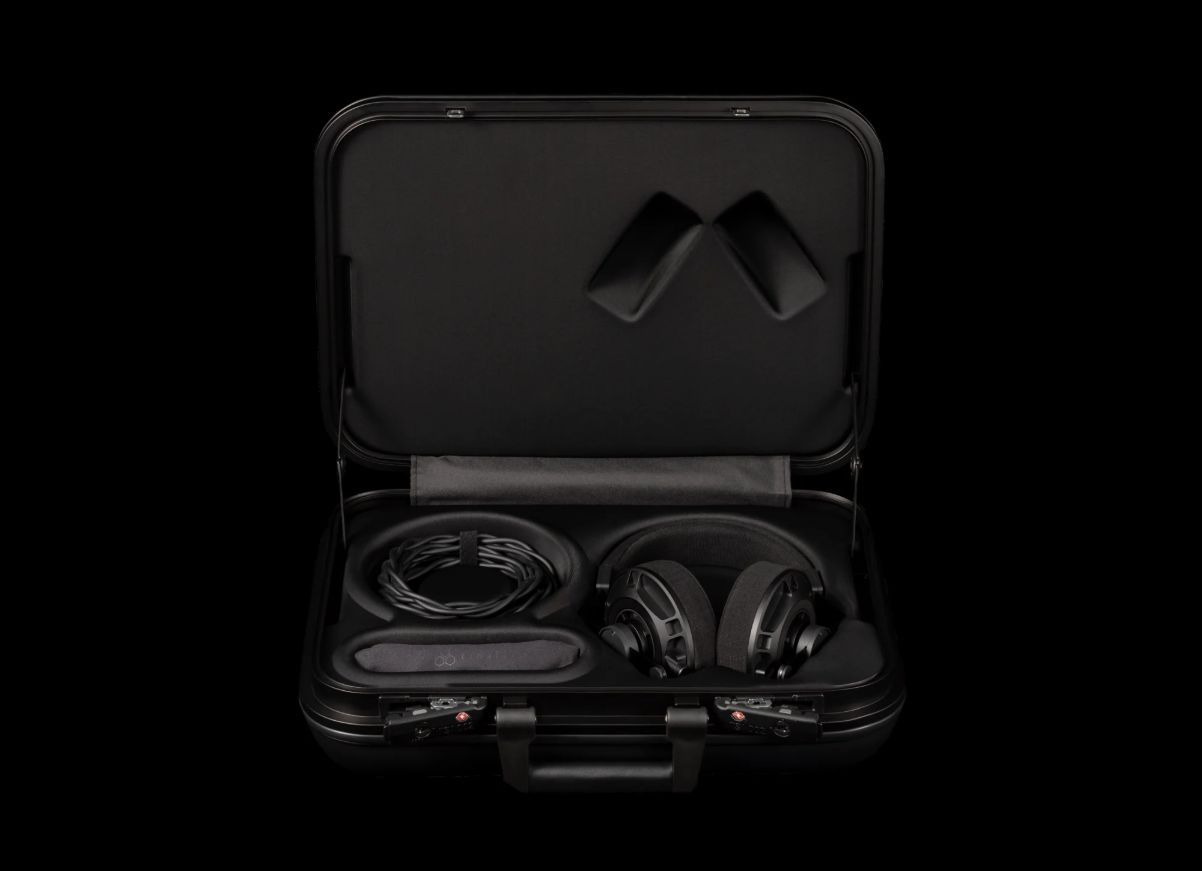 ケーブルも収納可能