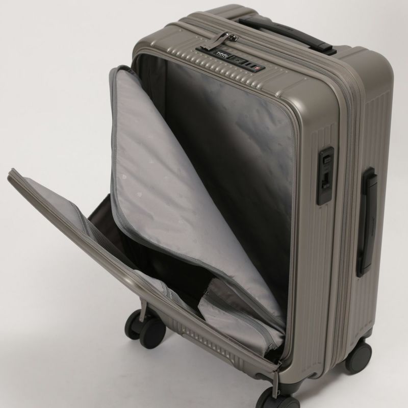 フロントポケット側からメインルームへアクセス可能